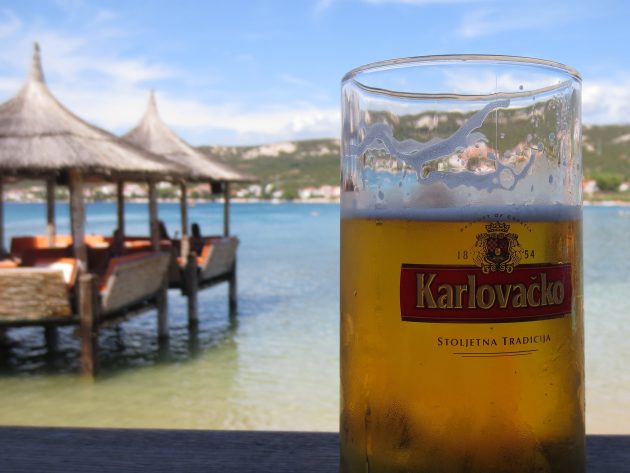 Chorvatsko, pivo na pláži
