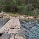 Otok Koludarc čeká na stavbu nové přístaviště. Co to znamená pro cestovatele?