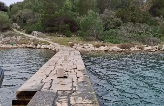Otok Koludarc čeká na stavbu nové přístaviště. Co to znamená pro cestovatele?