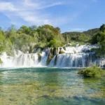 Problém s nelegálními stavbami v Chorvatsku: Ohrožení zdrojů pitné vody