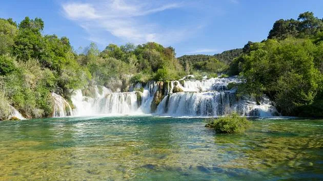 Problém s nelegálními stavbami v Chorvatsku: Ohrožení zdrojů pitné vody