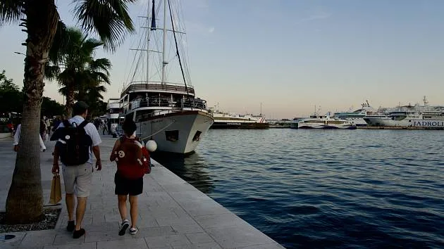 Azbest na pláži u Splitu: Co by měli vědět čeští turisté