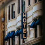 Většina hotelů zůstává neviditelná pro umělou inteligenci: Do AI doporučení se dostane jen 16 procent