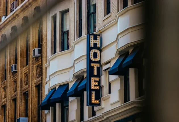Většina hotelů zůstává neviditelná pro umělou inteligenci: Do AI doporučení se dostane jen 16 procent