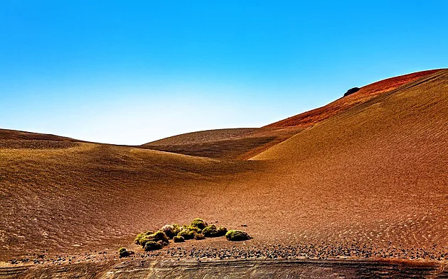 Sopky na Lanzarote pohřbily vesnice, láva tu dnes tvoří unikátní krajinu