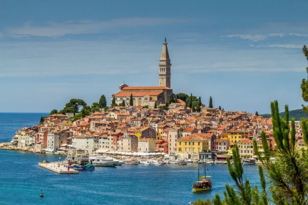 Registrační značky na Korčule vyvolaly pobouření: Policisté nemohou zjistit, zda jde o provokaci